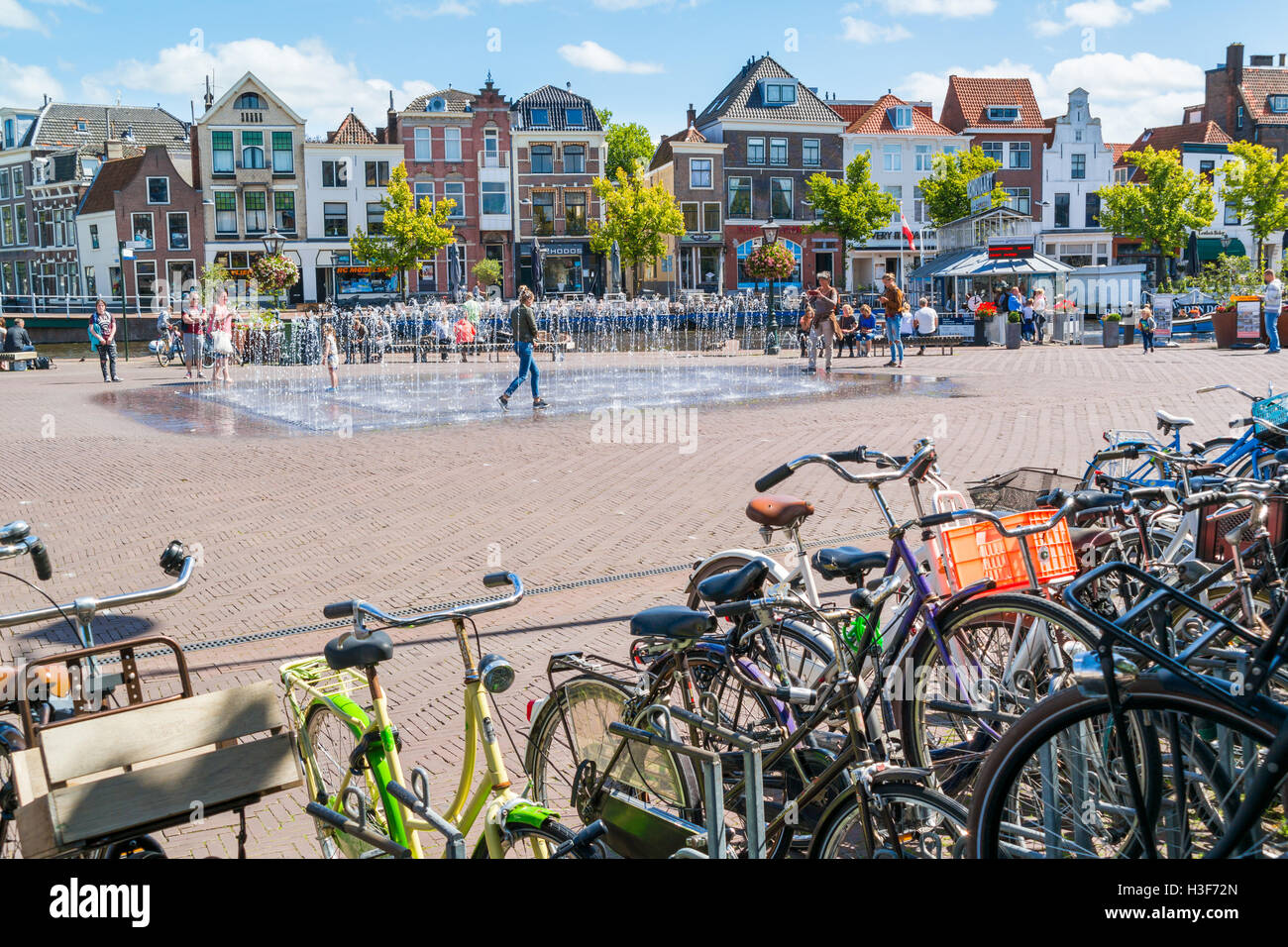 Häuser für Menschen, Fahrräder, Turfmarkt und Brunnen am Beestenmarkt Square in der Innenstadt von Leiden, Südholland, Niederlande Stockfoto