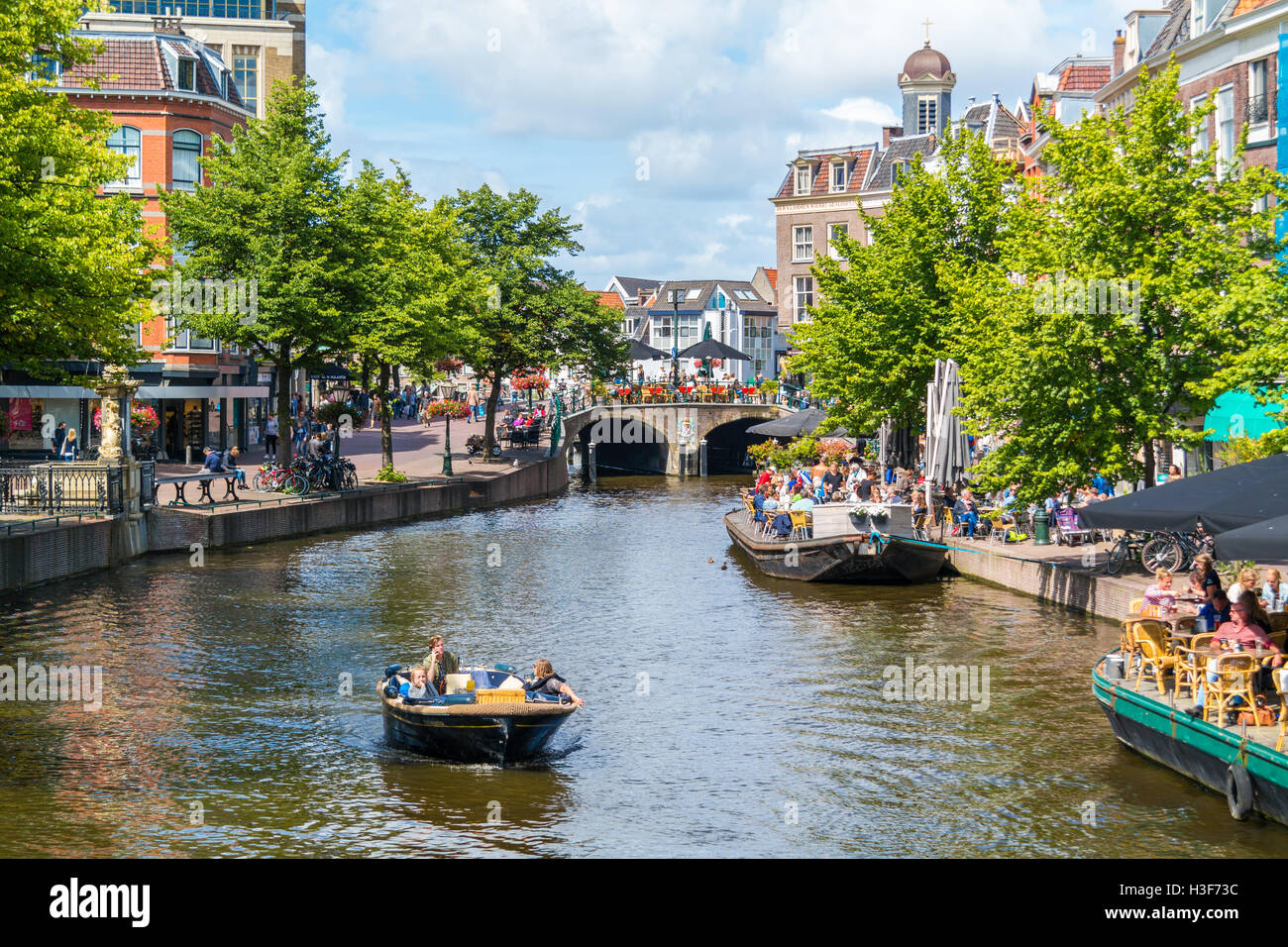 Menschen in Barge und Terrassen der Cafés auf neue Rhein-Kanal in der alten Stadt von Leiden, Südholland, Niederlande Stockfoto