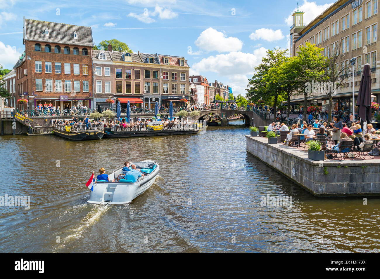 Menschen im Boot und auf den Terrassen der Cafés auf Kais der neuen Rhein-Kanal in der alten Stadt von Leiden, Südholland, Niederlande Stockfoto