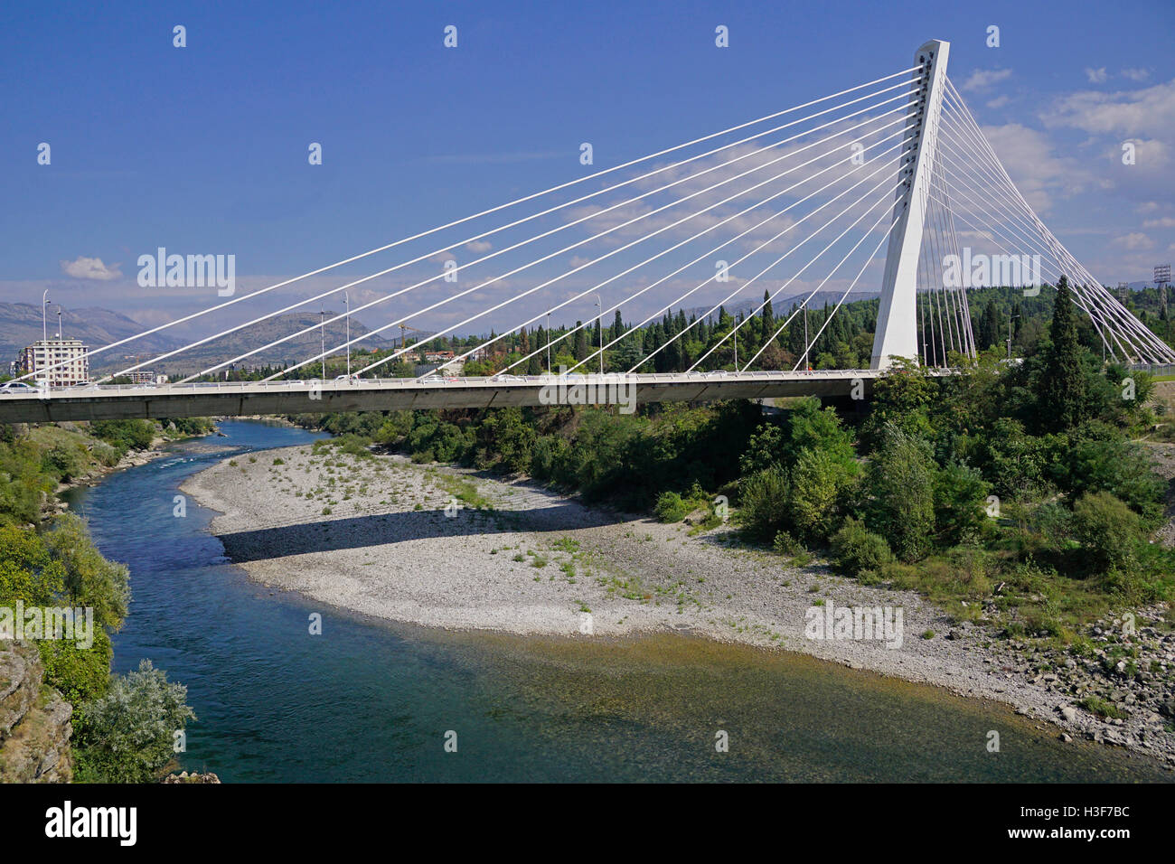 Millenium Schrägseilbrücke über Moraca-Fluss in Podgorica, Montenegro. Stockfoto