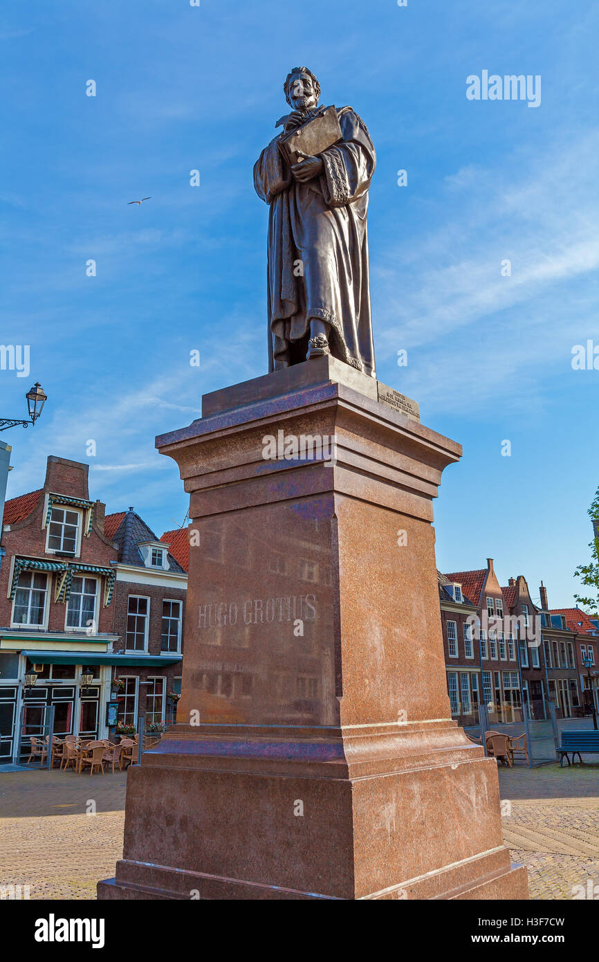 Das Denkmal für den niederländischen Jurist Hugo Grotius auf dem zentralen Platz von Delft, Niederlande Stockfoto