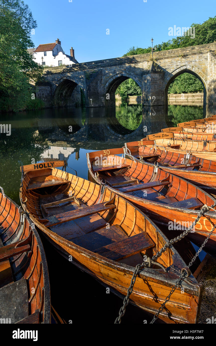 Ruderboote am Fluss tragen und Elvet Bridge, Durham, County Durham, England, Stockfoto