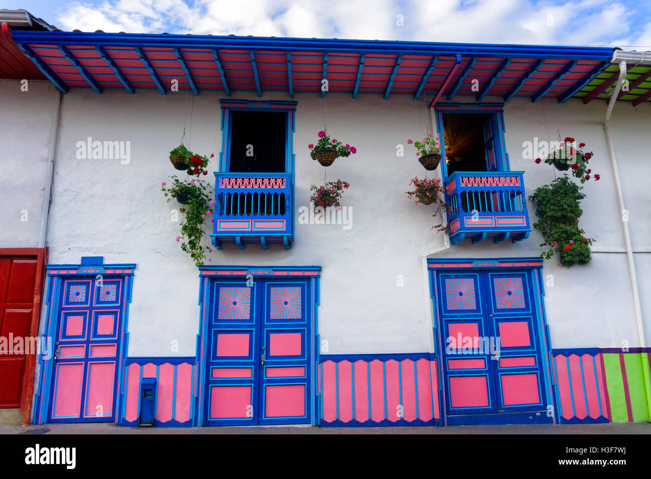 Weiß, rosa und blau Kolonialarchitektur in Salento, Kolumbien Stockfoto