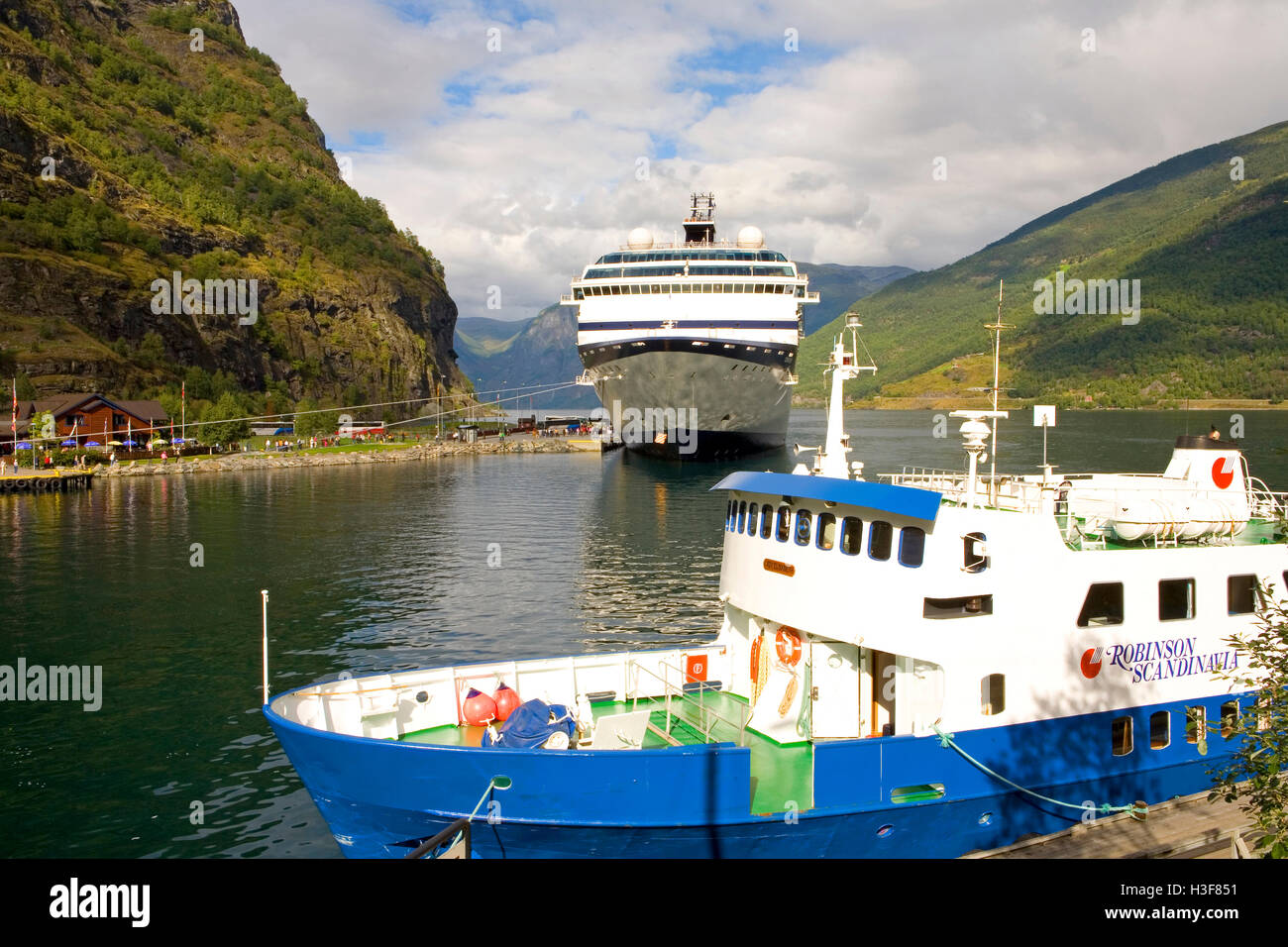 Kreuzfahrtschiff im Hafen von Flåm, Sognefjord, Sogn Og Fjordane, Norwegen Stockfoto