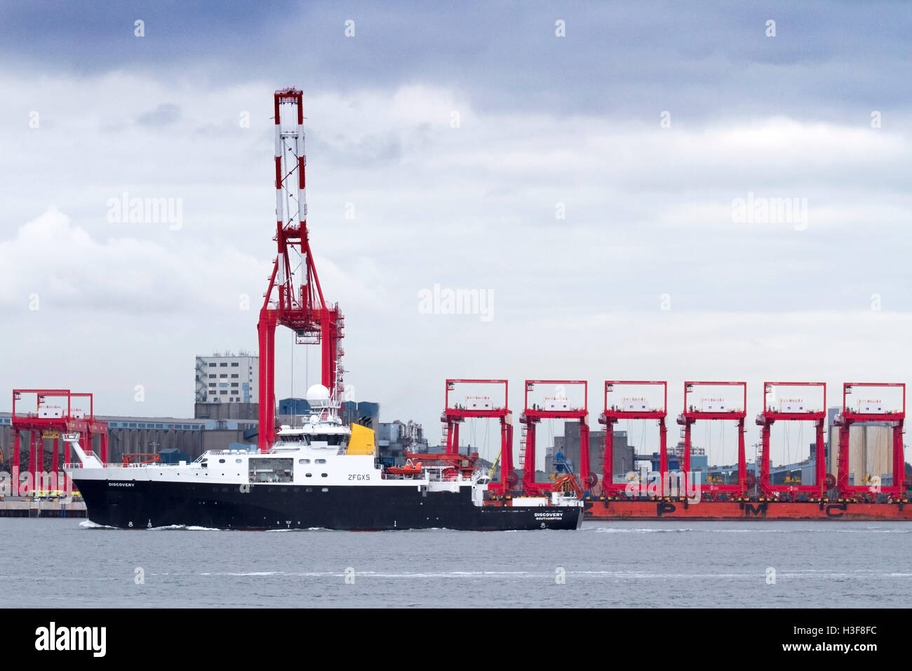 Liverpool, Merseyside, England. 2016. Entdeckung Forschungsschiff verlässt Hafen. Stockfoto