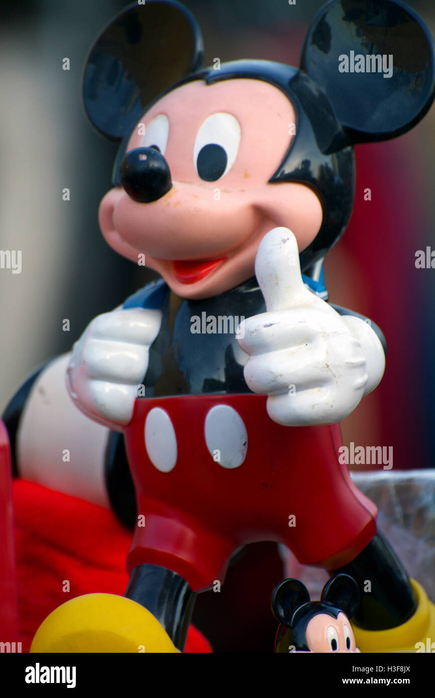 Close-up Mickey Maus Spielzeug tragen rote Hose mit weißen Punkten schwarzes Hemd, weiße Handschuhe Gelb Schuhe zu Hells Kitchen Flea Market Stockfoto
