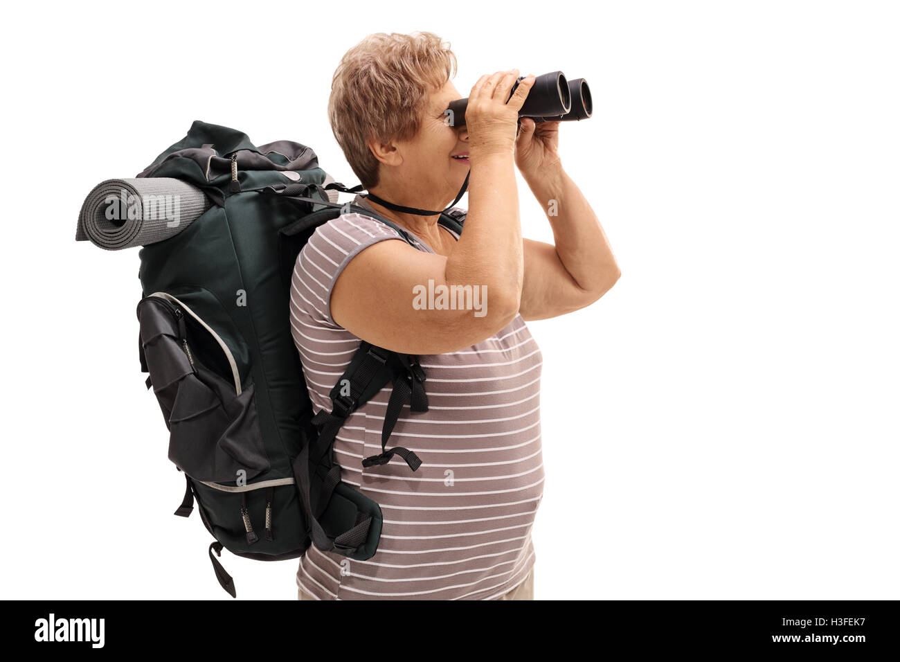 Senior Wanderer Blick durch ein Fernglas isoliert auf weißem Hintergrund Stockfoto