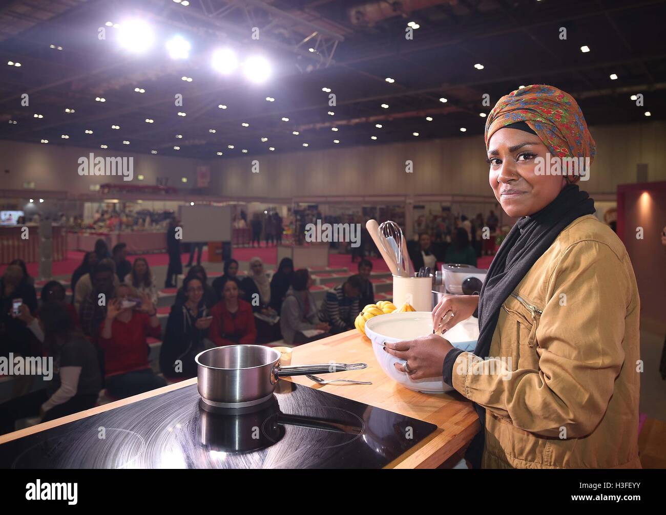 Great British Backen Off Gewinner Nadiya Hussain Kochen des Super-Theaters am Kuchen und Backen bei ExCeL in London zeigen. Stockfoto