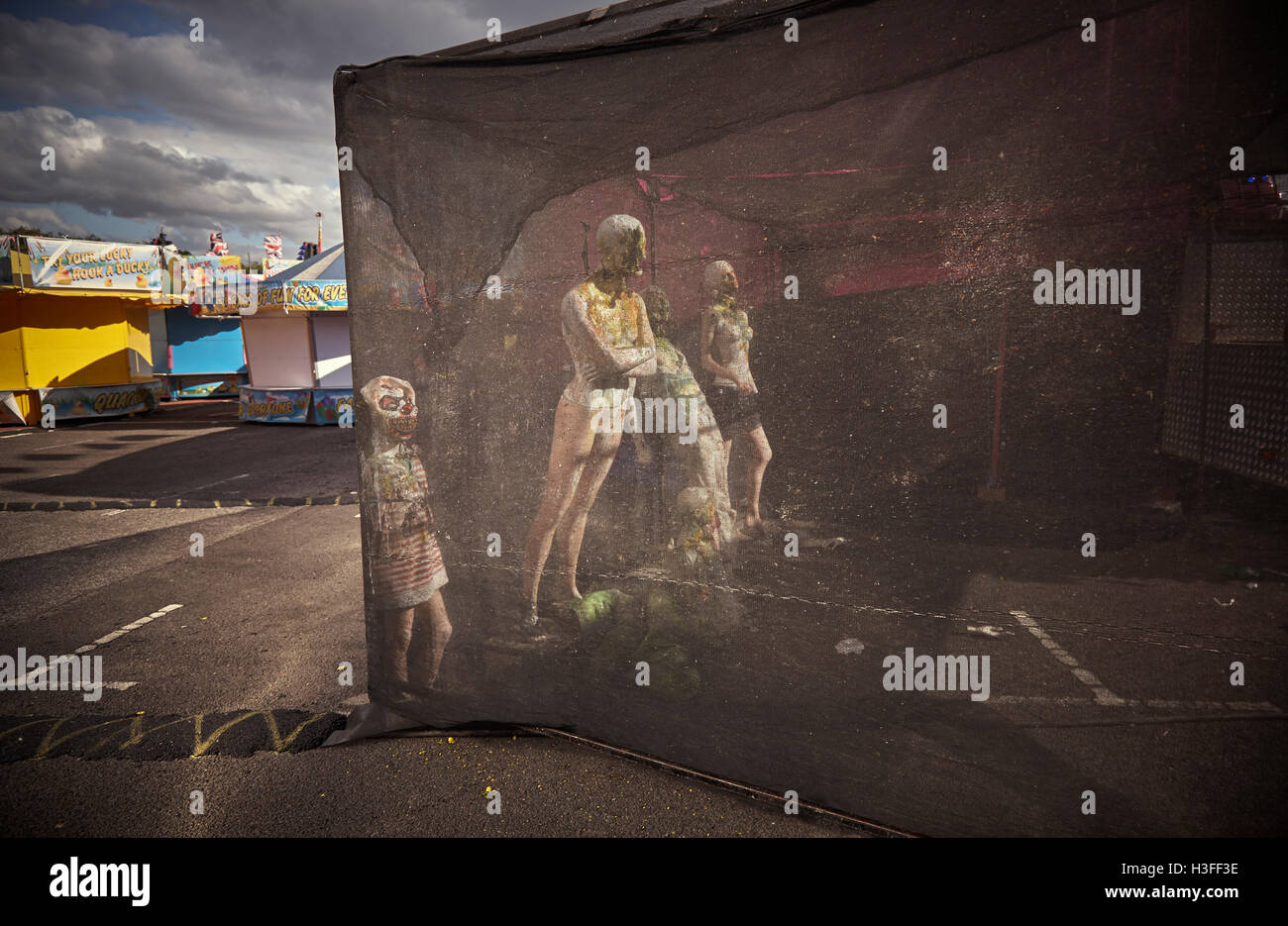 Puppen, die als Ziele für Paintball auf einer Kirmes verwendet Stockfoto