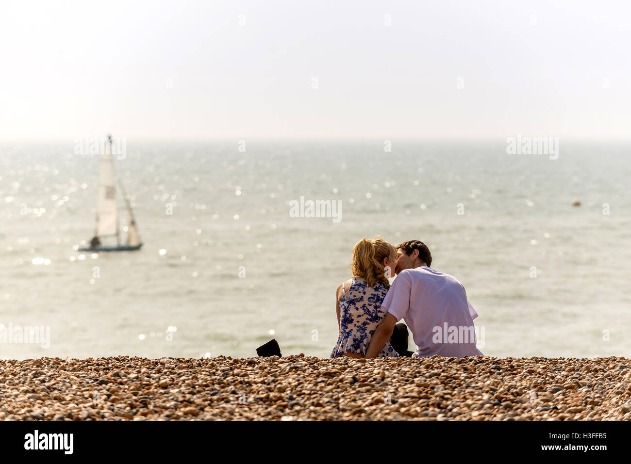 Ein junges Paar küssen am Strand von Brighton Stockfoto