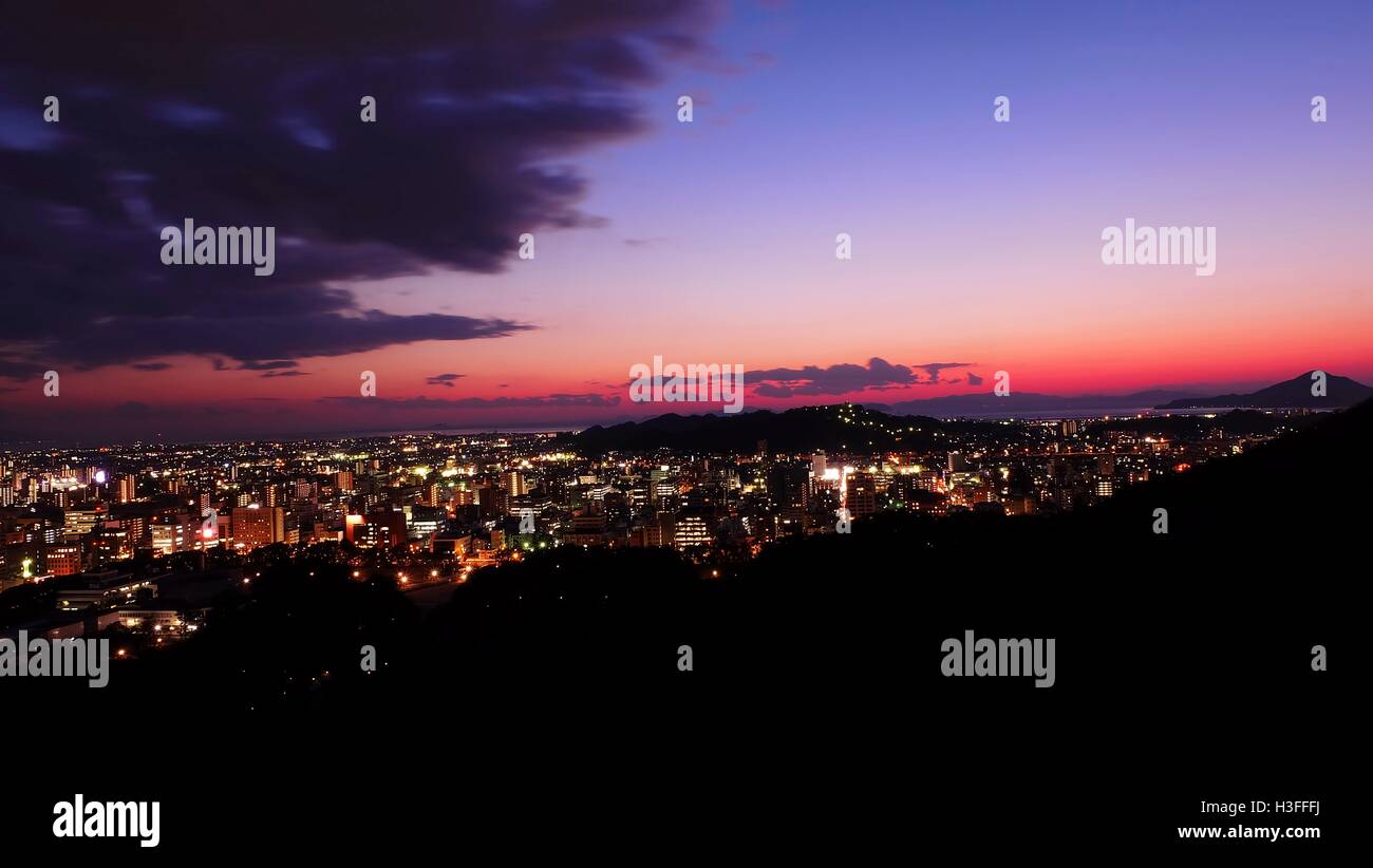 Schöner Sonnenaufgang von Matsuyama City, Japan Stockfoto