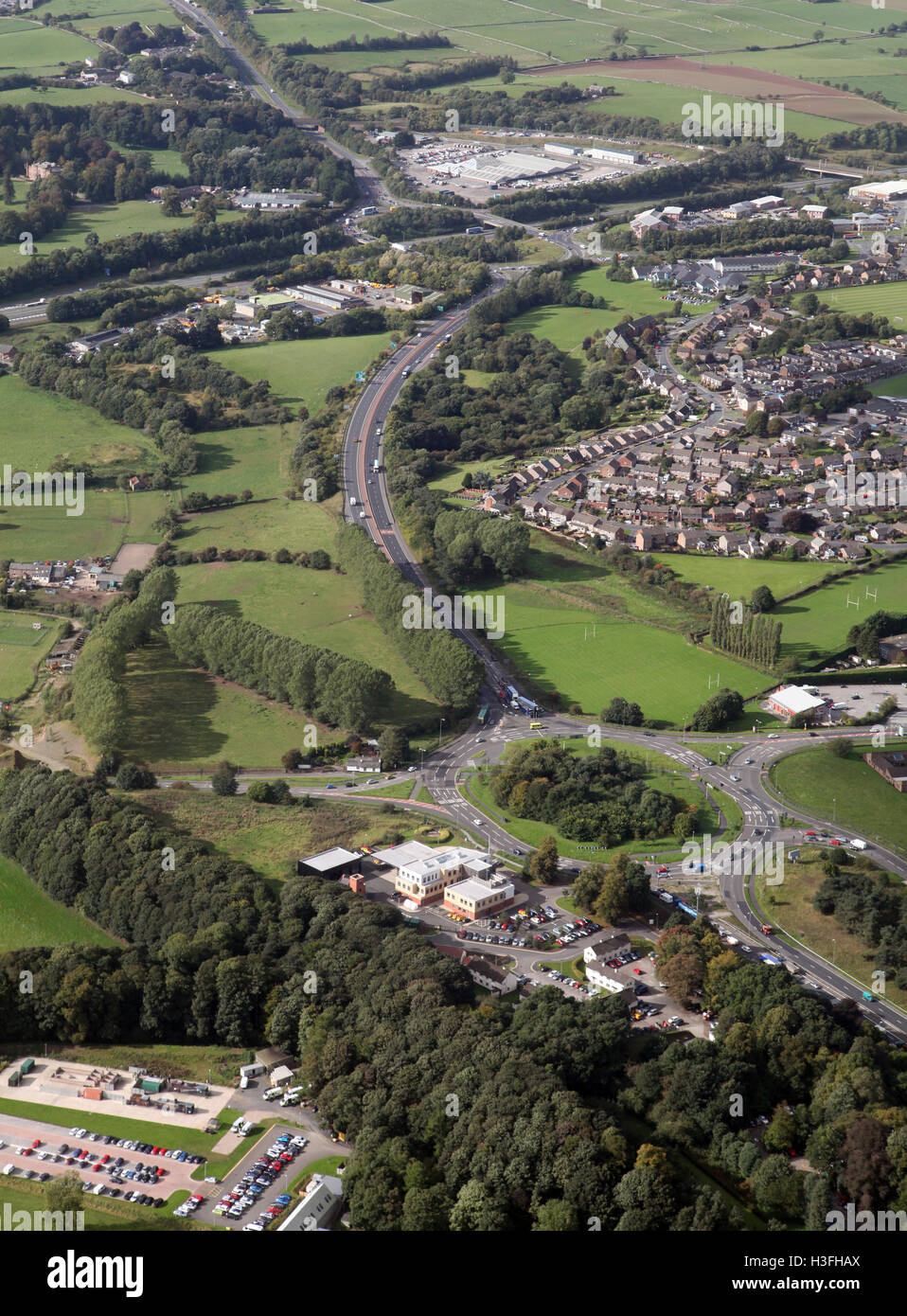 Luftaufnahme des A6 A66 Kreisverkehr Kreuzung in Penrith, mit Ausfahrt 40 der Autobahn M6 in Hintergrund, Cumbria, England Stockfoto