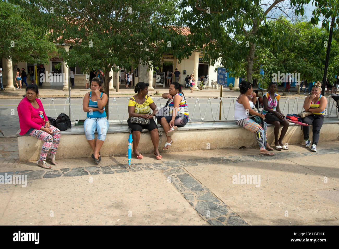 Kubanische Frau sitzen im Schatten warten auf den Bus in Vinales Stadtzentrum Pinar del Rio Kuba ankommen Stockfoto