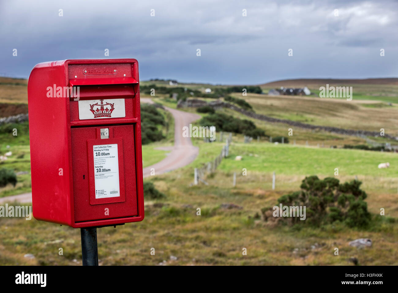 Traditionellen roten Briefkasten von der Royal Mail in trostlose Landschaft Coigach, Ross und Cromarty, Schottisches Hochland, Schottland Stockfoto