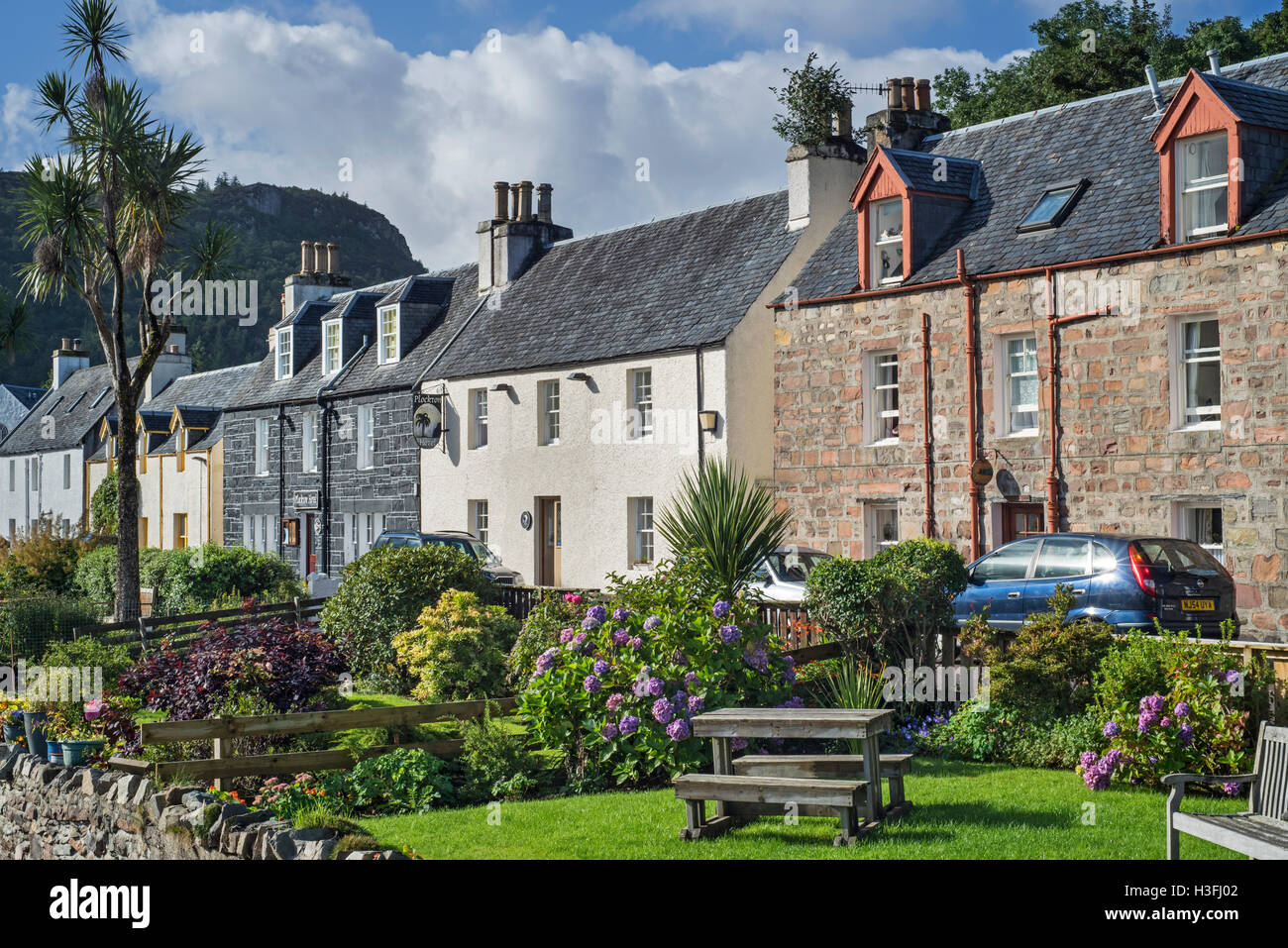 Häuser und Hotels des Dorfes Plockton entlang Loch Carron in Wester Ross, Schottisches Hochland, Schottland, UK Stockfoto