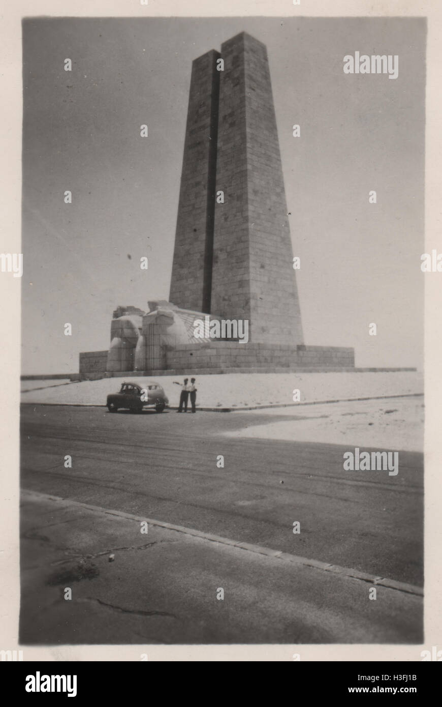 Das Suez Canal Defence Monument in Gebel Maryam am Ufer des Timsa-Sees, Ismailia, Ägypten fotografiert im Jahr 1952. Das Denkmal wurde in den Jahren 1926 bis 1930 errichtet, um der Verteidigung des Suez-Kanals durch die westlichen Alliierten während des Weltkriegs zu gedenken, einer von der Bedrohung durch die Versuche der türkischen osmanischen Armee, die Kontrolle über den Suez-Kanal zu ergreifen. Im Auftrag der Universal Suez Ship Canal Company (Compagnie universelle du Canal maritime de Suez) und nach Entwurf der französischen Architekten Michel Roux Spitz und Raymond Delamarre. Fotografiert im Jahr 1952 Stockfoto