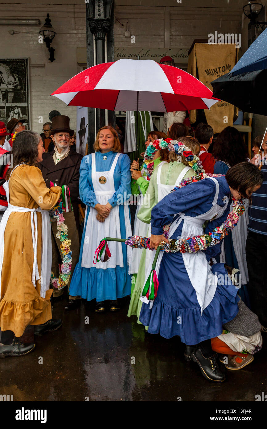 Ein Kind versteckt sich unter dem Kleid eine Morris-Tänzerin bei der "Tanz In der alten" Veranstaltung, Harveys Brauerei, Lewes, Sussex, UK Stockfoto