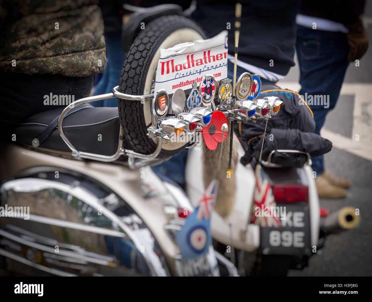Abzeichen auf Vespa-Roller bei einem 60er Jahre Oldtimer-Rallye. Stockfoto