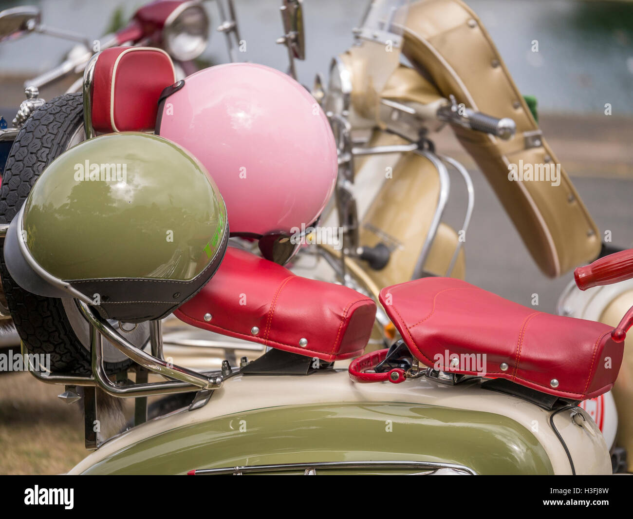 Sturzhelme auf einer Lambretta Roller Stockfoto