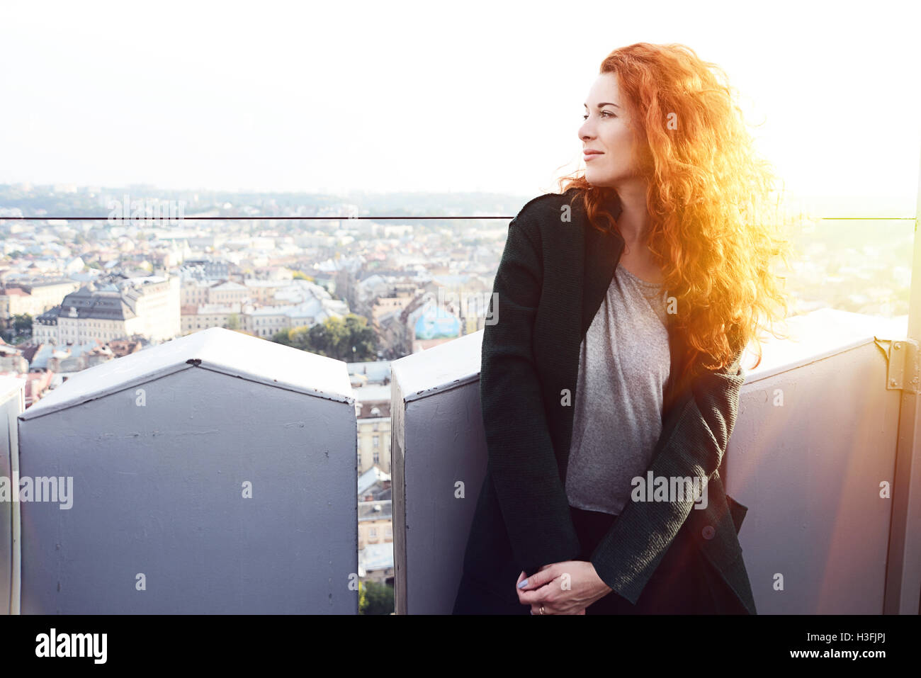Rothaarige Mädchen oben auf Lemberg Rathaus Stockfoto