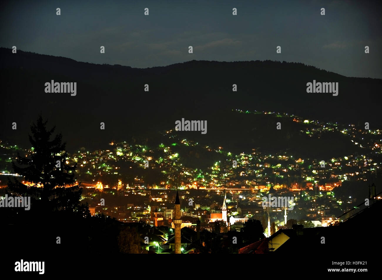 Sarajevo Stadt-Panorama-Aufnahme von einem Hügel in der Nacht Stockfoto