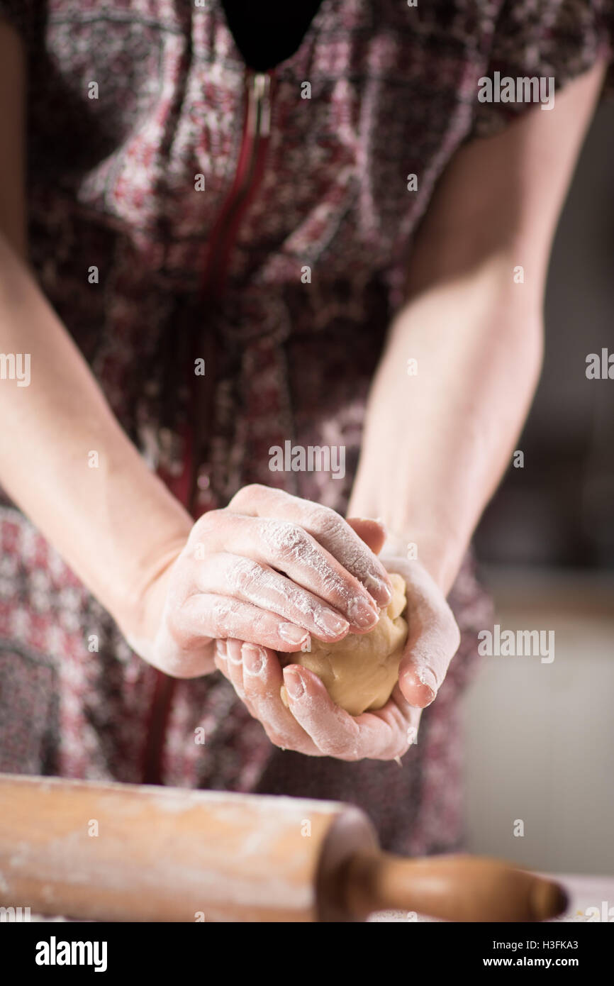 Frau in der Küche arbeiten und Teig Stockfoto