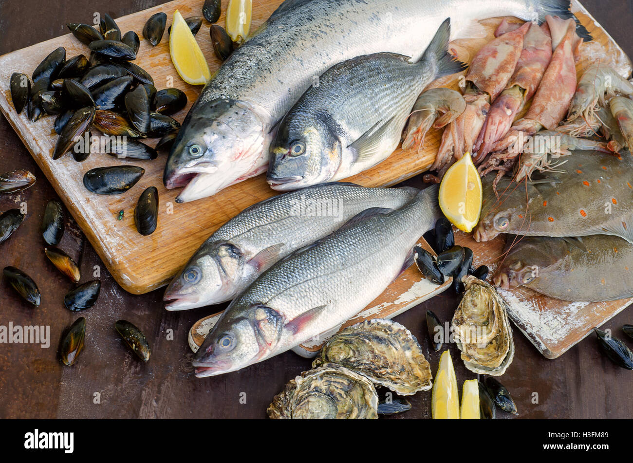 Meeresfrüchte mit frischen Kräutern. Gesunde Ernährung. Ansicht von oben Stockfoto