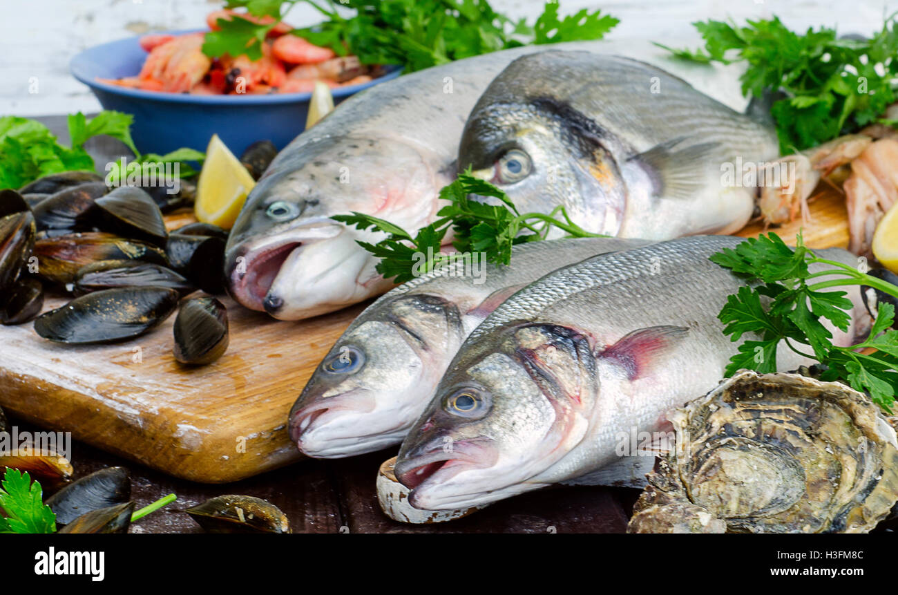 Rohe Meeresfrüchte auf einem Holztisch. Gesunde Ernährung Stockfoto