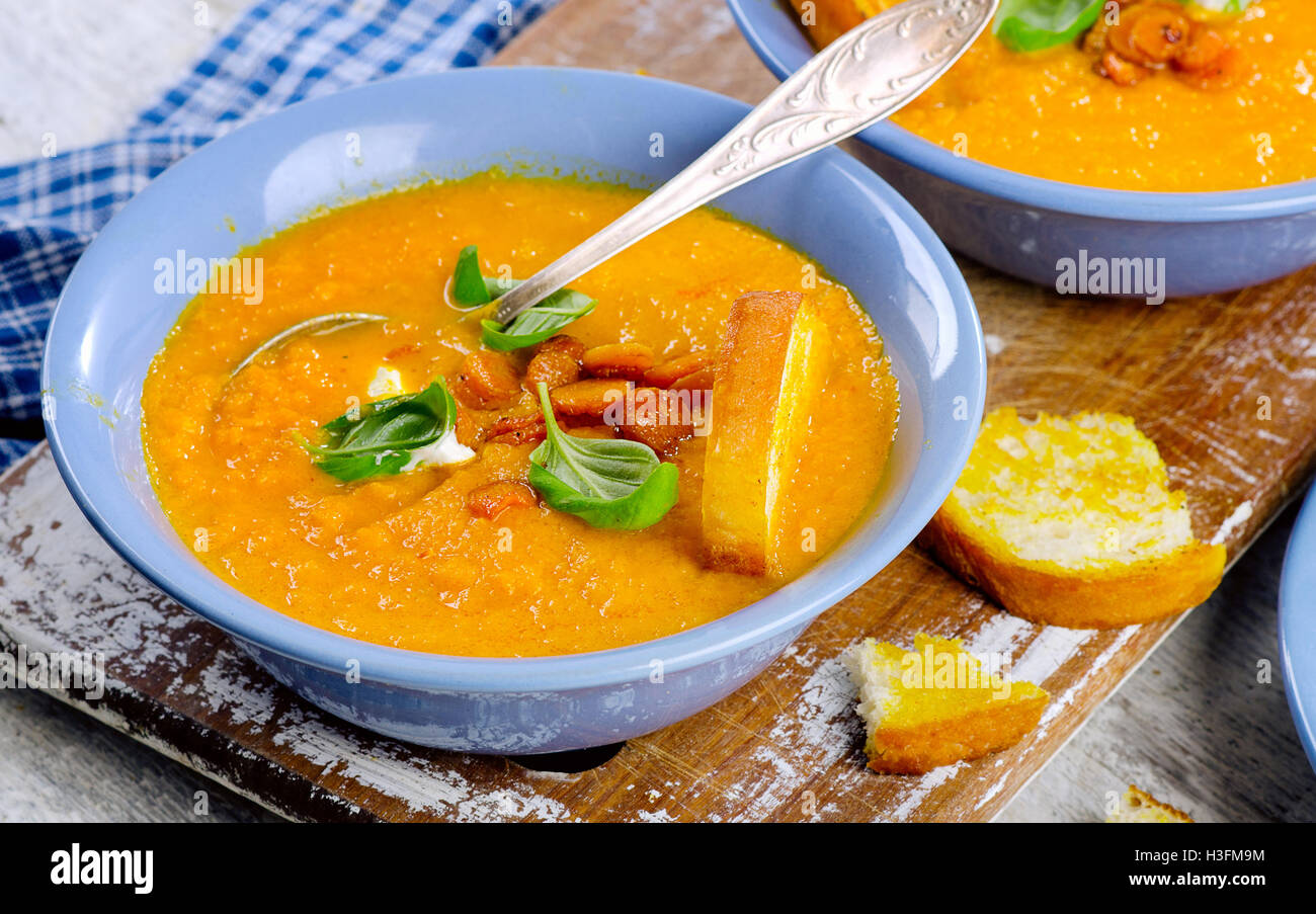 Karottensuppe mit Toastbrot. Selektiven Fokus Stockfoto