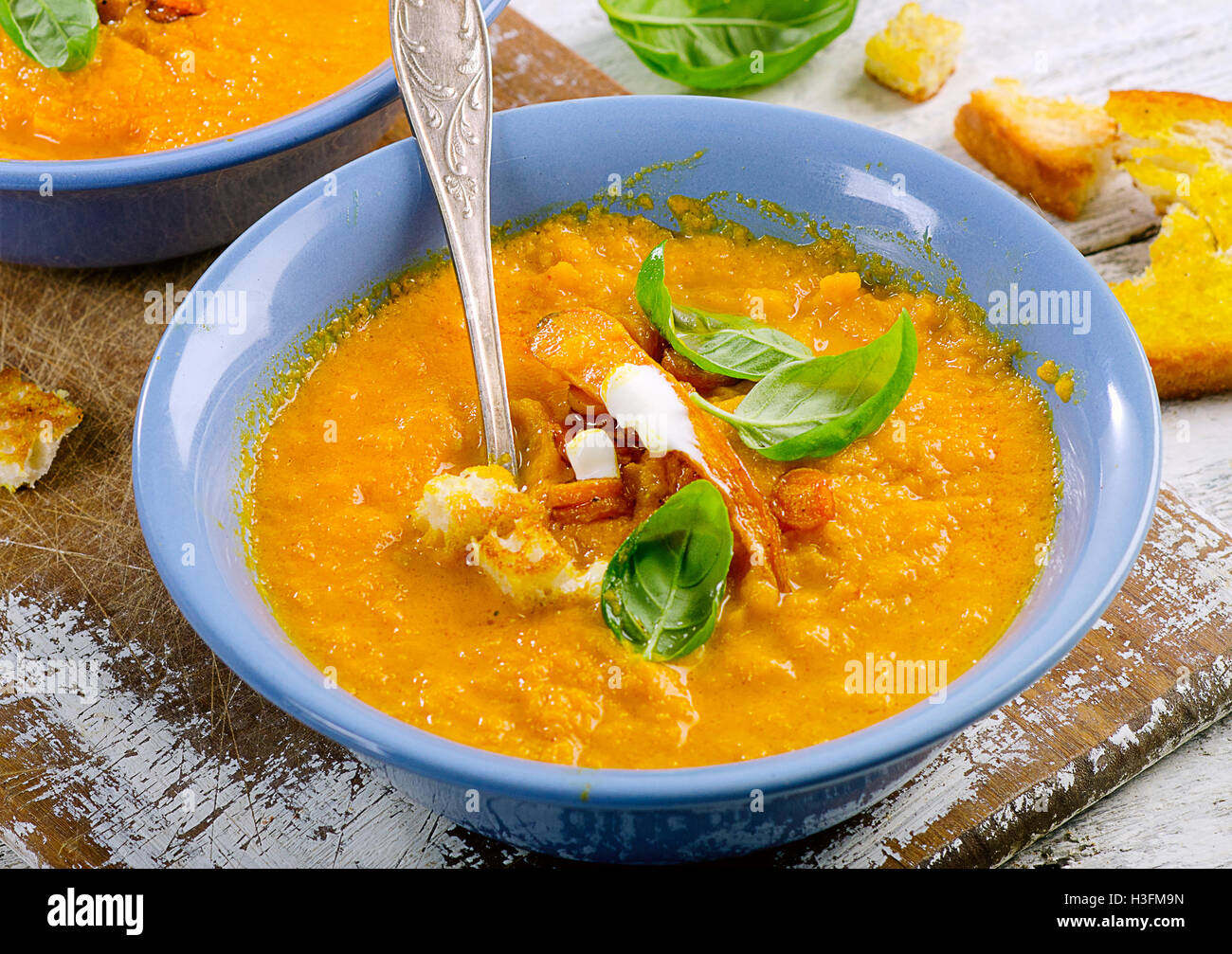 Karottensuppe mit frischem Basilikum. Selektiven Fokus Stockfoto