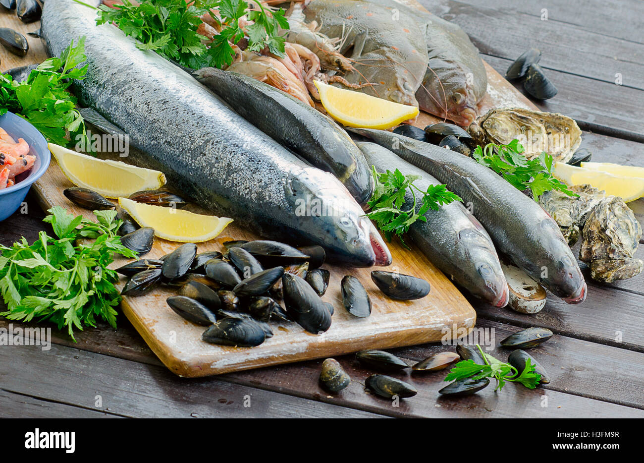 Rohe Meeresfrüchte auf Holzbrett. Gesunde Ernährung. Stockfoto