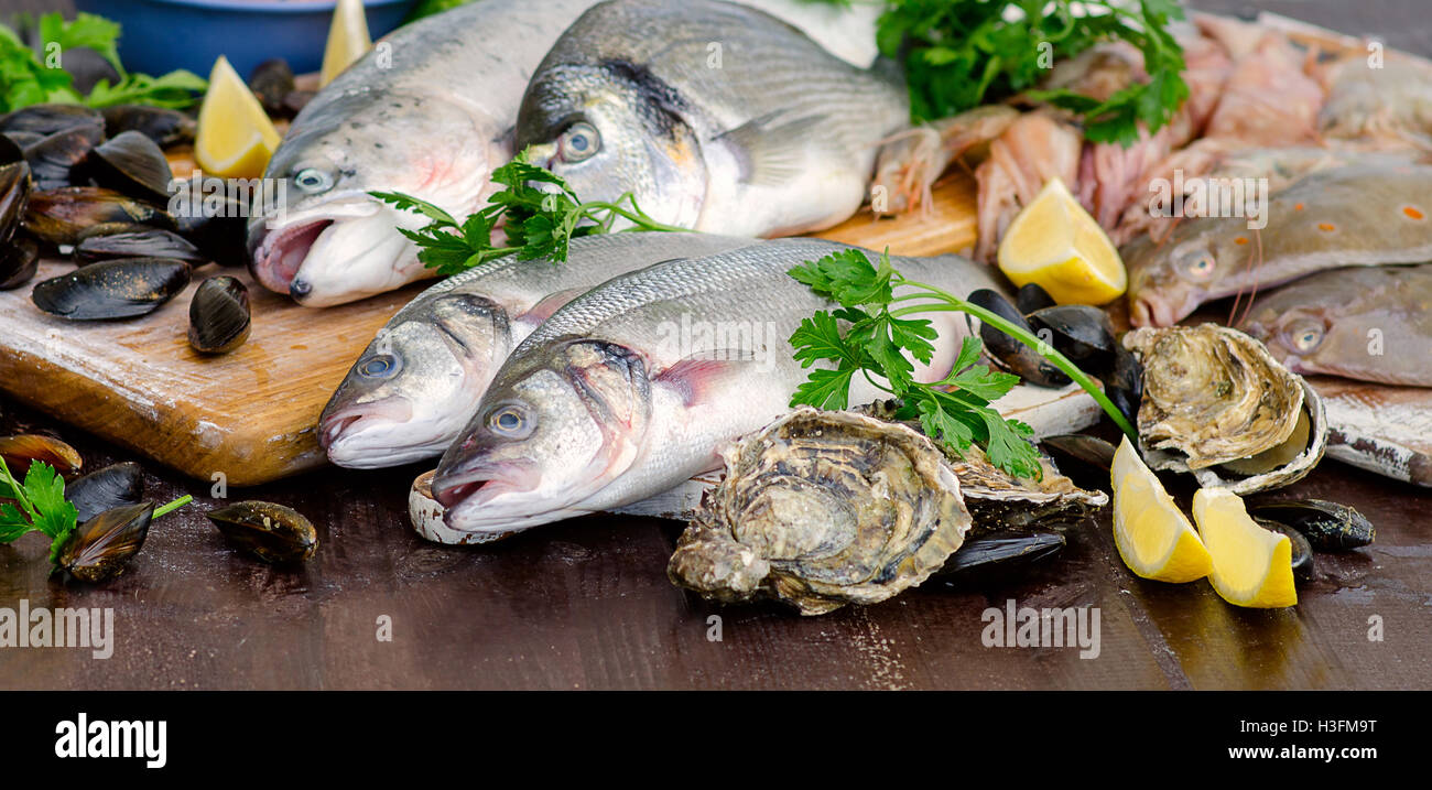 Frische Meeresfrüchte auf einem Holzbrett. Gesunde Ernährung. Stockfoto