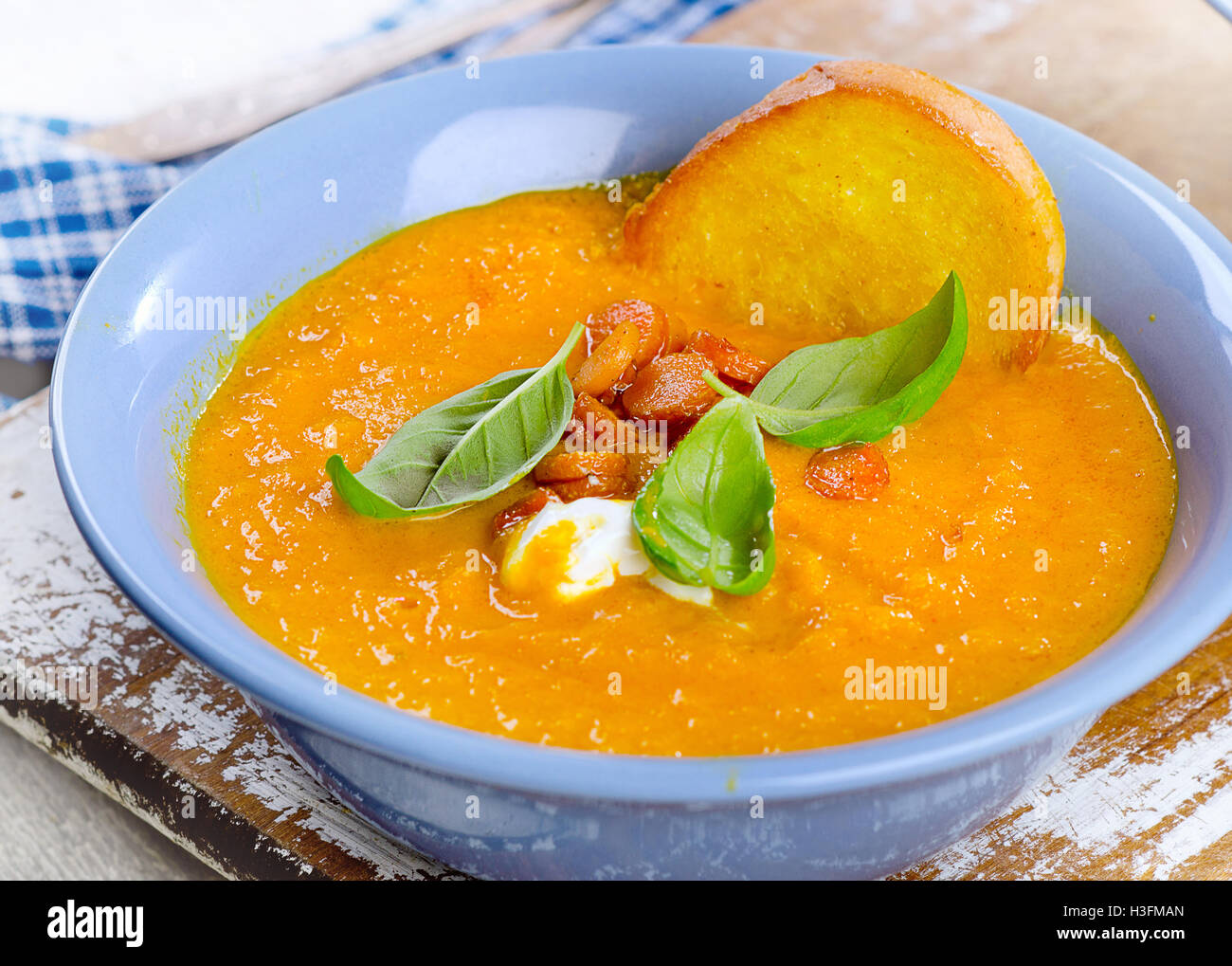 Karottensuppe mit Sahne und Toast. Selektiven Fokus Stockfoto