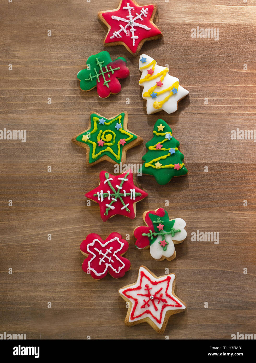 Süßes Weihnachtsgebäck auf Holztisch. Ansicht von oben Stockfoto