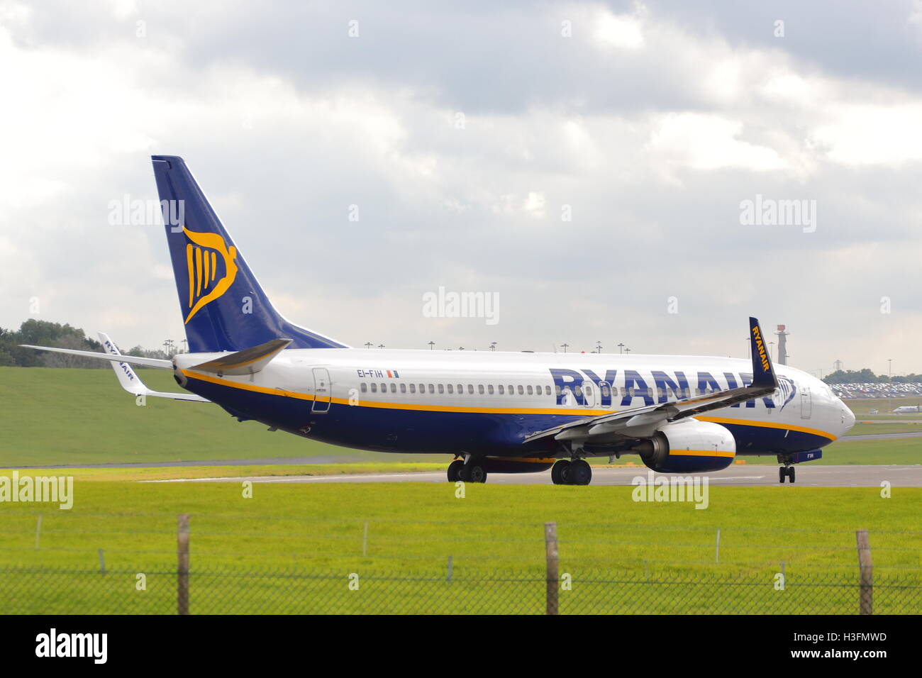 Ryanair Boeing 737-800 nächste Gen EI-FIH bereit zum Abflug am Flughafen Birmingham, UK Stockfoto