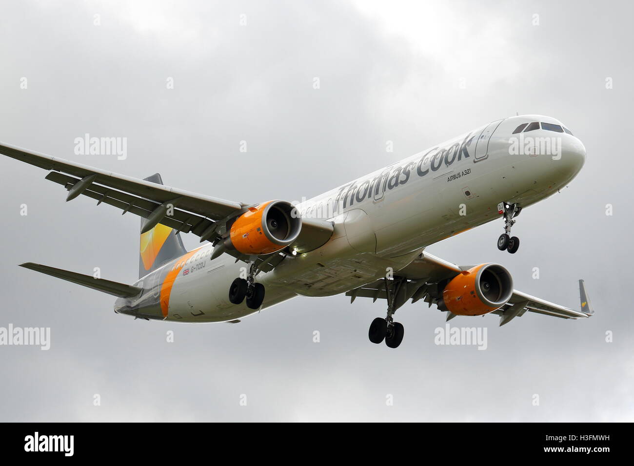 Thomas Cook Airbus A321-200 G-TCDJ landet auf dem Flughafen Birmingham, UK Stockfoto