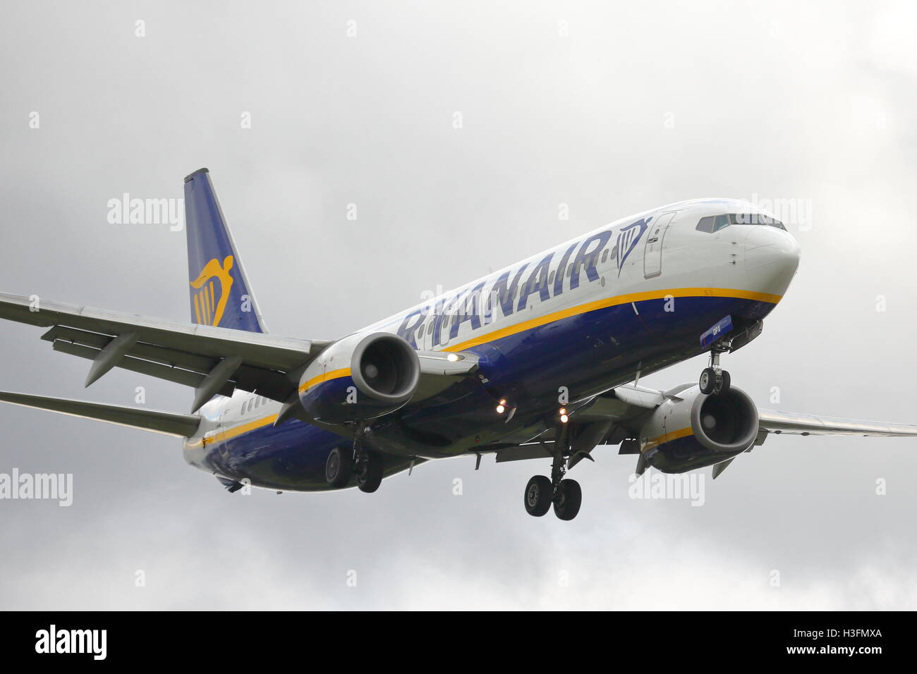 Ryanair Boeing 737 nächste Gen EI-DPX nähert sich Flughafen Birmingham, UK Stockfoto