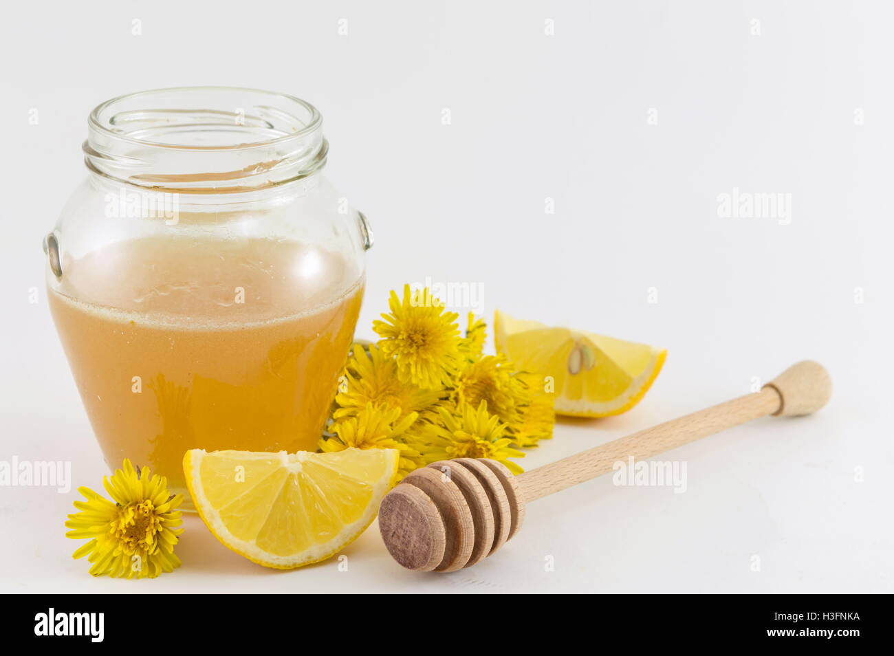Glas Honig, Löwenzahn und frischen Zitronen gelb Stockfoto