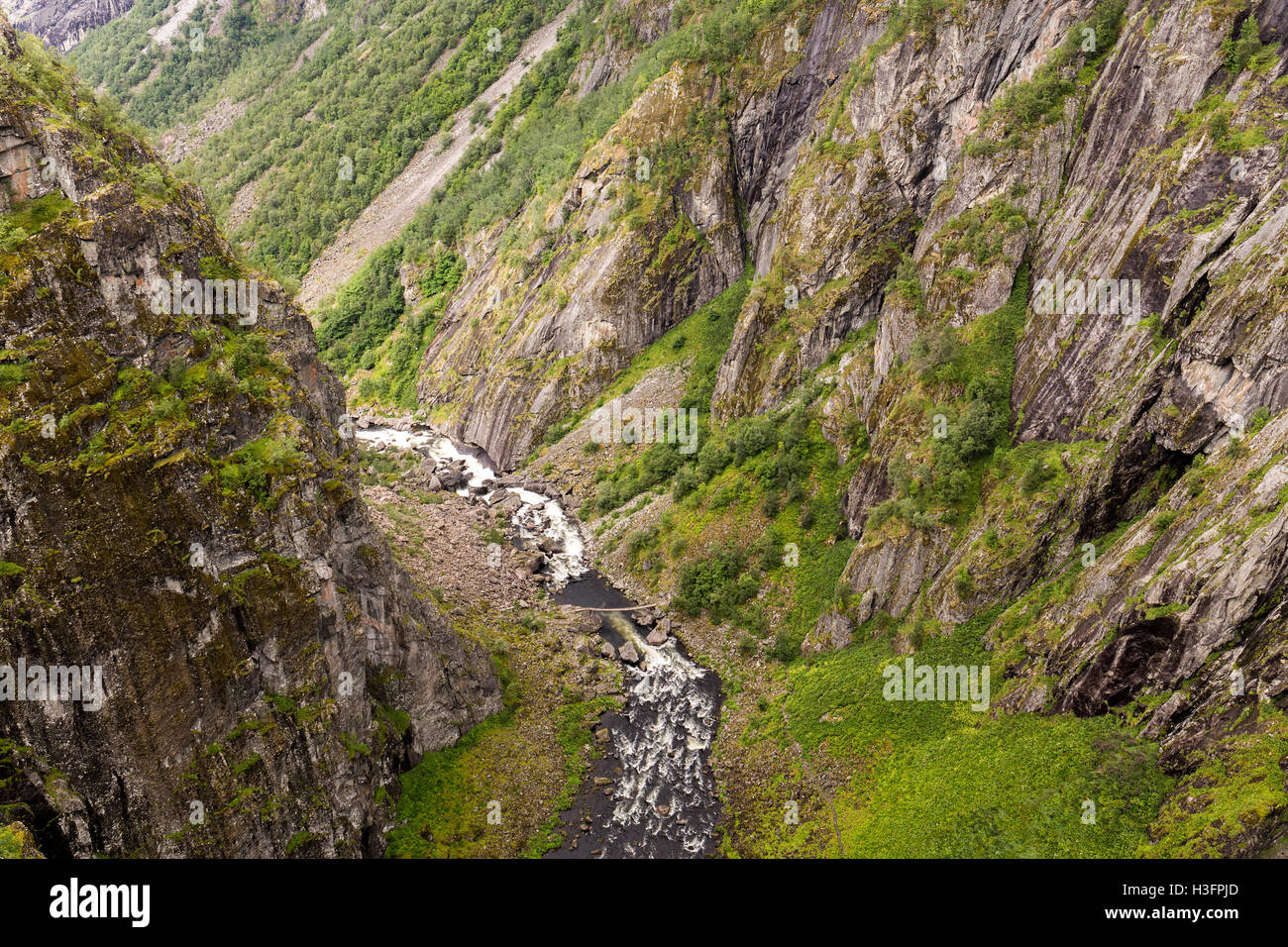 Fluss hinunter zum Voringfossen Wasserfall in Hordaland, Norwegen Stockfoto