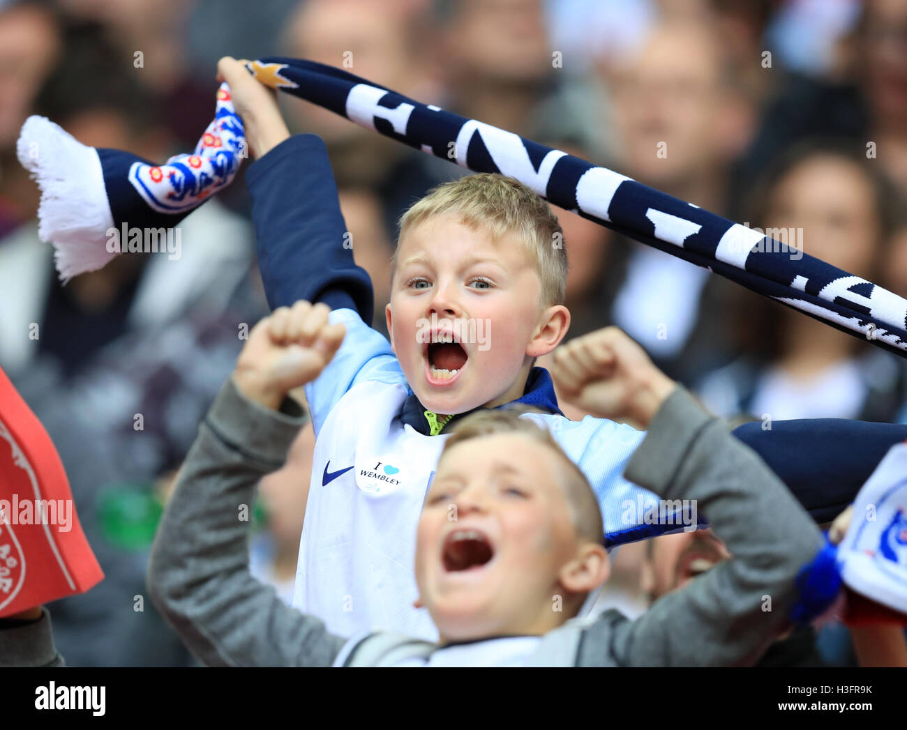 England-Fans auf den Tribünen zeigen ihre Unterstützung während der 2018 FIFA WM-Qualifikation Spiel im Wembley Stadion in London. PRESSEVERBAND Foto. Bild Datum: Samstag, 8. Oktober 2016. PA-Geschichte-Fußball-England zu sehen. Bildnachweis sollte lauten: Mike Egerton/PA Wire. Einschränkungen: Verwendung FA Beschränkungen unterworfen. Nur zur redaktionellen Verwendung. Gewerbliche Nutzung nur mit vorheriger schriftlicher Zustimmung der FA. Keine Bearbeitung außer Zuschneiden. Rufen Sie + 44 (0) 1158 447447 oder siehe www.paphotos.com/info/ für volle Beschränkungen und weitere Informationen. Stockfoto