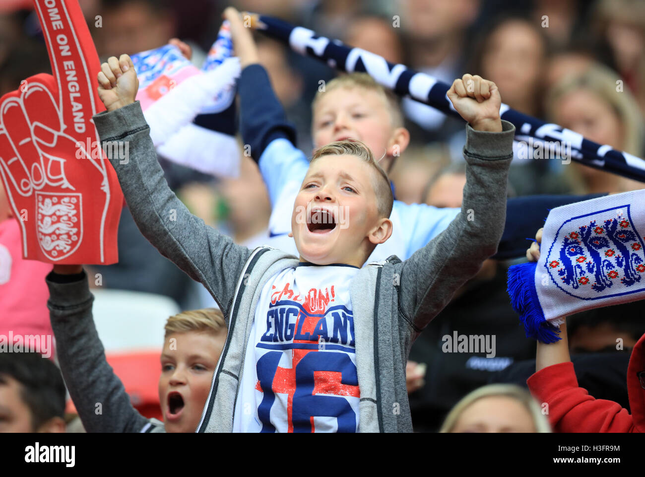 England-Fans auf den Tribünen zeigen ihre Unterstützung während der 2018 FIFA WM-Qualifikation Spiel im Wembley Stadion in London. PRESSEVERBAND Foto. Bild Datum: Samstag, 8. Oktober 2016. PA-Geschichte-Fußball-England zu sehen. Bildnachweis sollte lauten: Mike Egerton/PA Wire. Einschränkungen: Verwendung FA Beschränkungen unterworfen. Nur zur redaktionellen Verwendung. Gewerbliche Nutzung nur mit vorheriger schriftlicher Zustimmung der FA. Keine Bearbeitung außer Zuschneiden. Rufen Sie + 44 (0) 1158 447447 oder siehe www.paphotos.com/info/ für volle Beschränkungen und weitere Informationen. Stockfoto