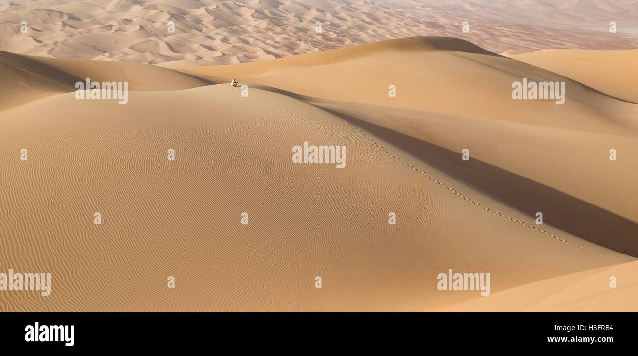 Mann in traditioneller Kleidung in Khali Wüste, die eine große von Vereinigte Arabische Emirate, Saudi-Arabien und Oman Fläche Stockfoto