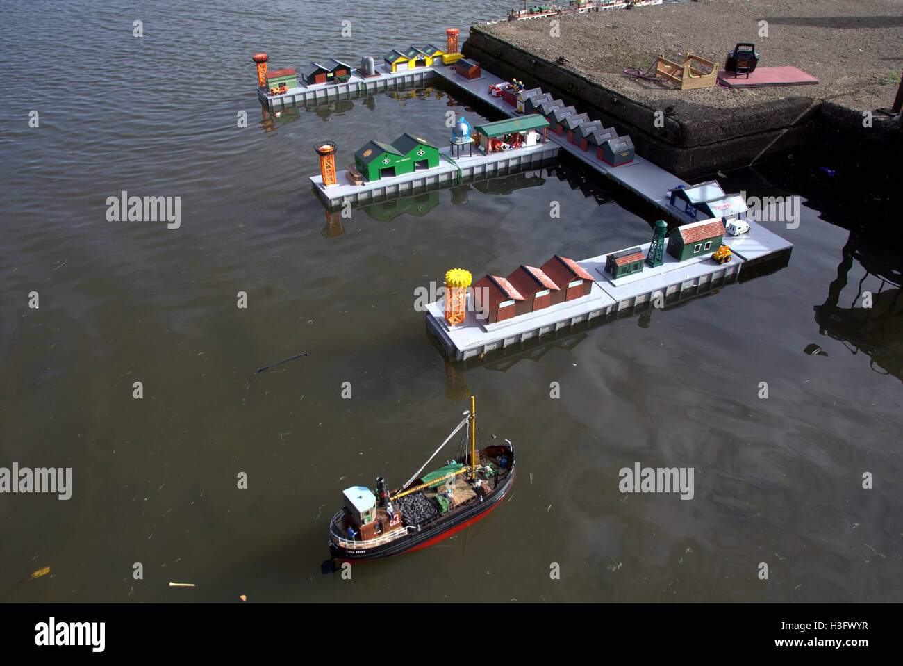 Modell Boot worunter Trawler Spielzeug Docks und Segelboot während der lokalen Feierlichkeiten am Tag der offenen Tür im Knightswood Park. Stockfoto