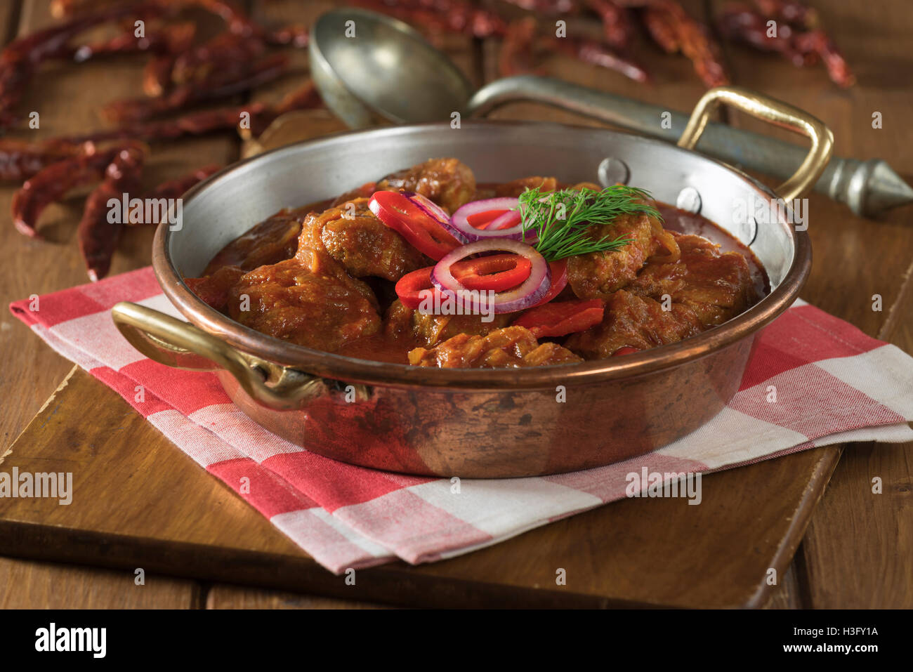 Pörkölt. Paprika-Fleisch-Eintopf. Ungarn-Essen Stockfoto
