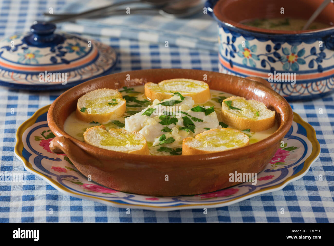 Sopa de Peixe À Alentejana. Fischsuppe aus Alentejo Portugal. Stockfoto