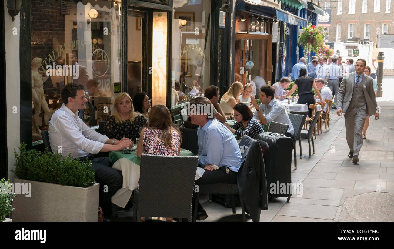 Menschen in Cafés am Hirten Markt Mayfair London entspannen Stockfoto
