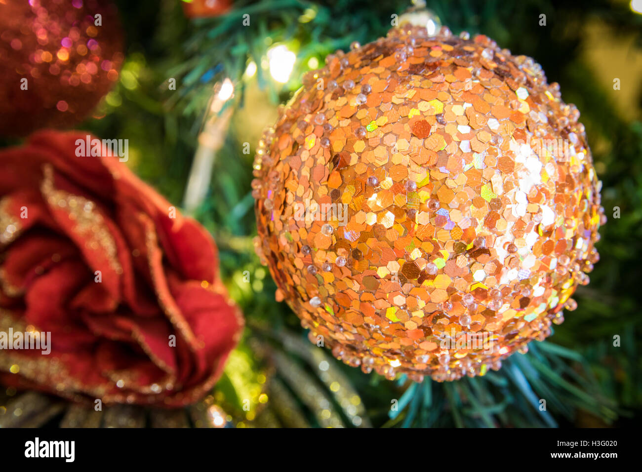 Hintergrund von bunten Christbaumschmuck gebildet. Stockfoto