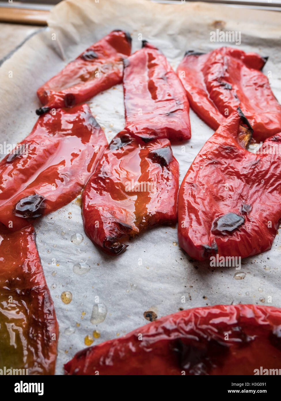 Glänzend rote geröstete Paprika im Backblech Stockfoto