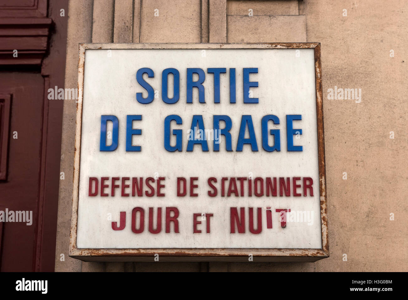 Garage-Zeichen in Paris, Frankreich ("Garage Exit - Parken verboten, Tag und Nacht") Stockfoto