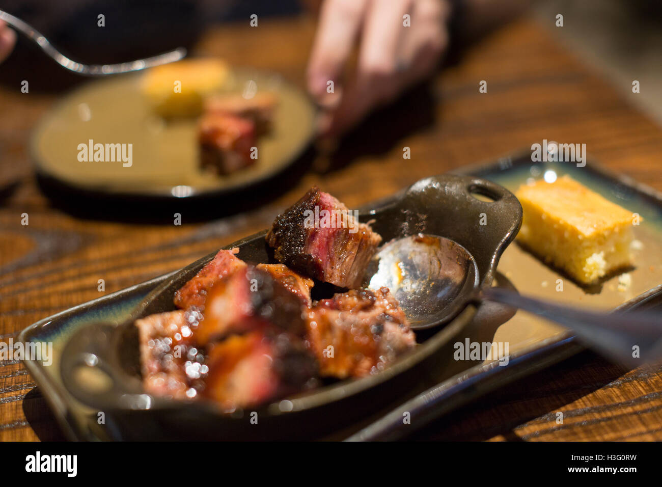 Einen Grill Teller mit begehrten verbrannten enden. Stockfoto